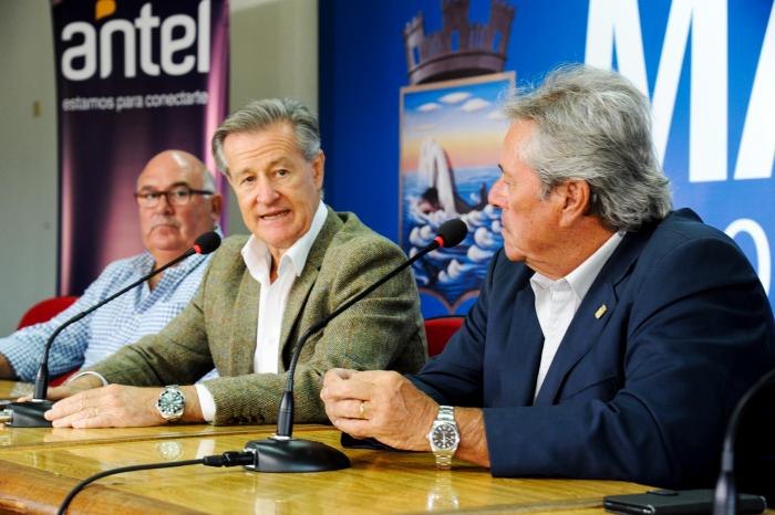 Imágenes de firma de convenio entre Antel y la Intendencia de Maldonado