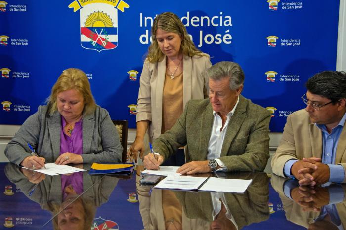 Firma de acuerdo entre Antel e Intendencia de San José