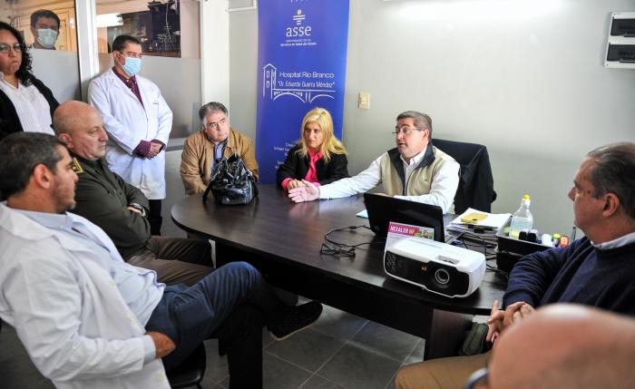 Imágenes de autoridades de ASSE en el hospital de Melo