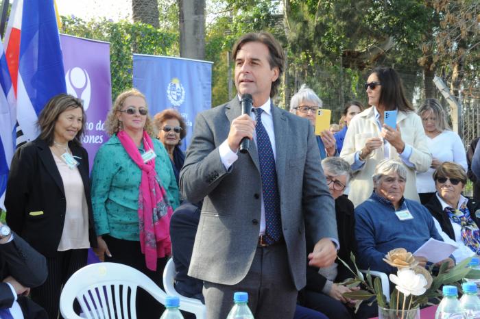 Imágenes del presidente Lacalle Pou en la plaza de deportes de Las Piedras