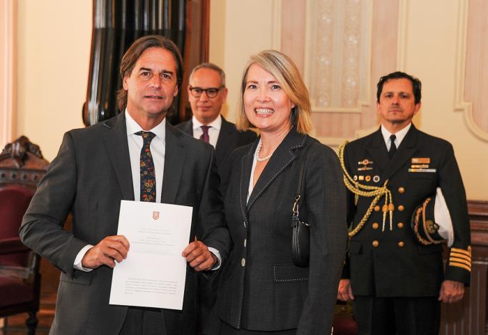 Imágenes de ceremonia de entrega de cartas credenciales al presidente Lacalle Pou