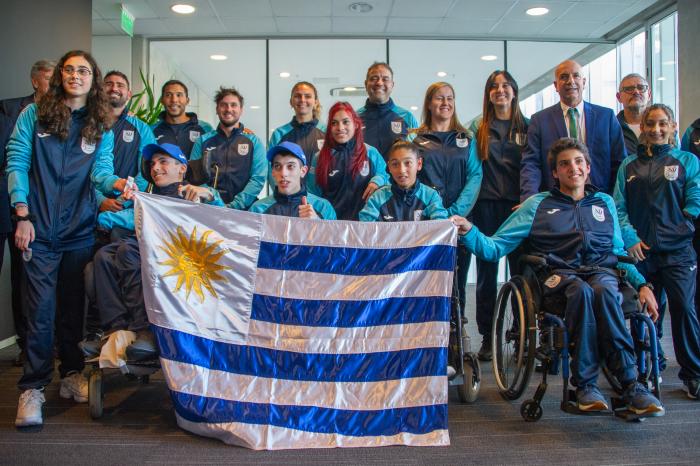 Imágenes de entrega de pabellón nacional a deportistas uruguayos