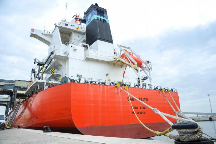 Imágenes del primer despacho de celulosa de UPM 2 a través del puerto de Montevideo