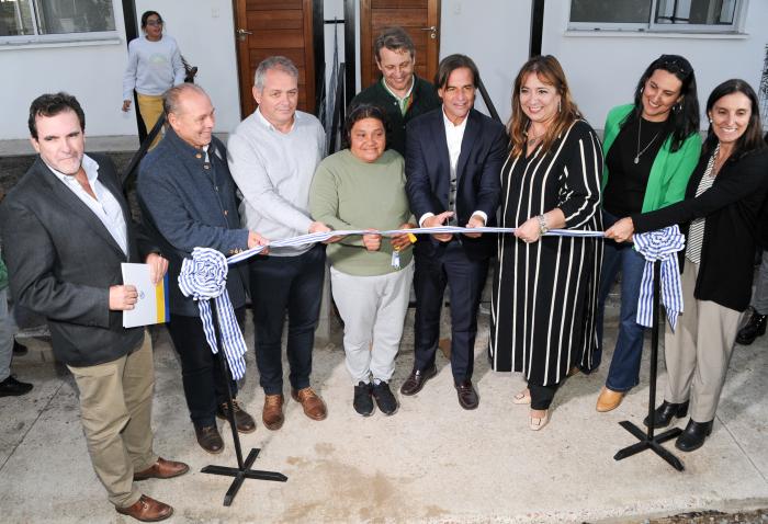 Imágenes del presidente Lacalle Pou en entrega de viviendas para realojos en Florida
