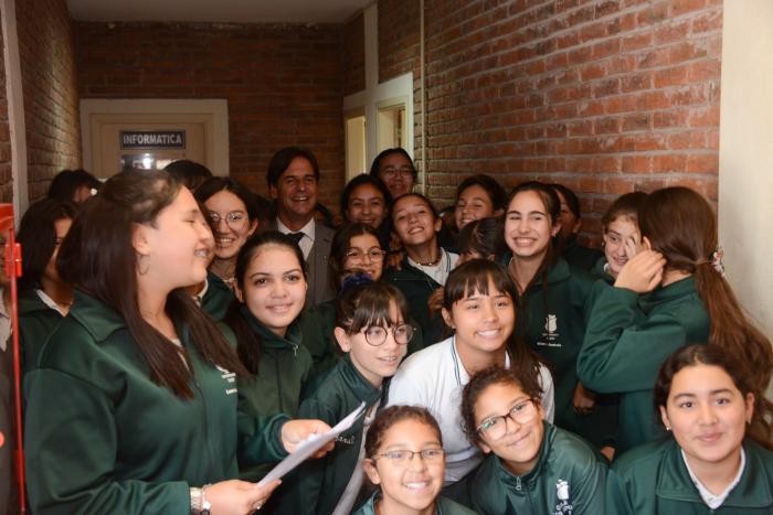 Presidente Lacalle Pou en visita a nueva escuela primaria del Instituto Impulso