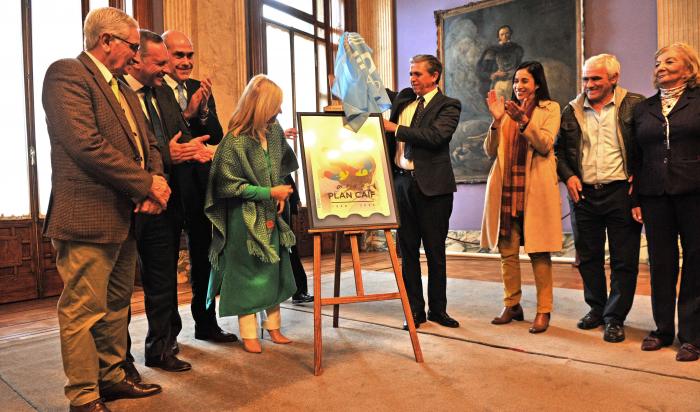 Imágenes de presentación de sello conmemorativo por 35.° aniversario de Plan CAIF