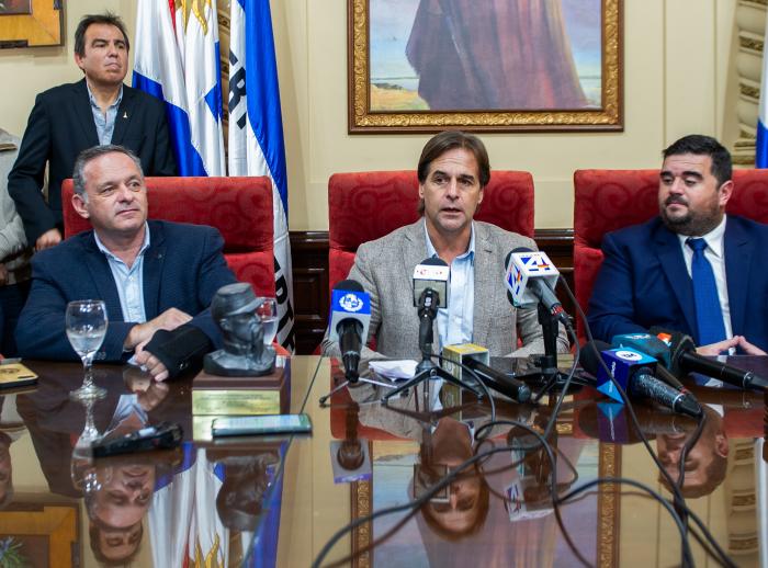 Imagenes de Lacalle Pou anunciando inversión de 2.000 millones de dólares para construcción de plant