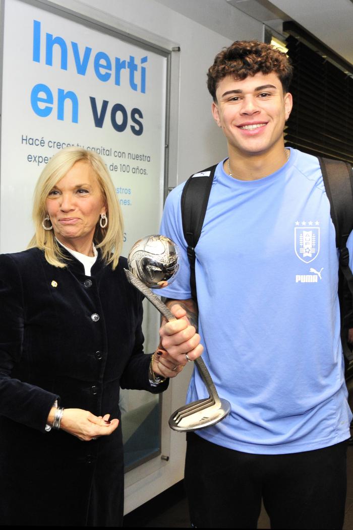 Imágenes de Beatriz Argimón recibiendo a la selección uruguaya sub-20