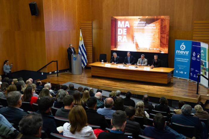 Imágenes de premiación de concurso de Mevir