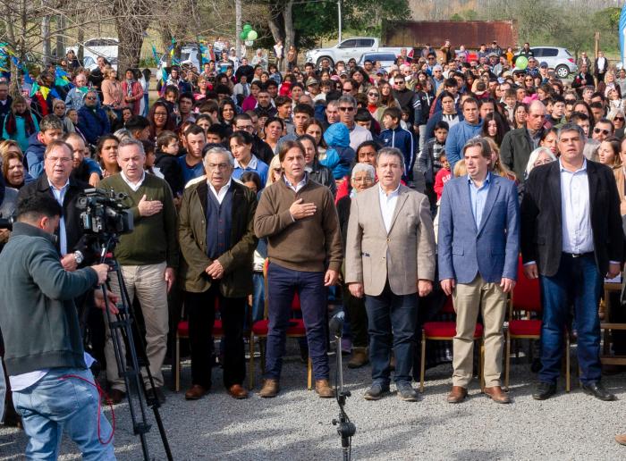 Imágenes del presidente Lacalle Pou en entrega de viviendas en Nuevo Berlín