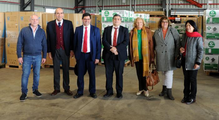 Imágenes de entrega de electrodomésticos a centros del INAU