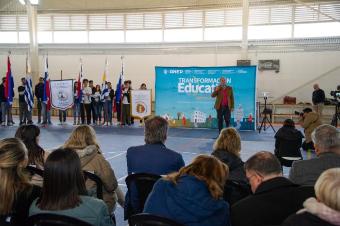 Imágenes de recorrida de autoridades de la educación por Colonia