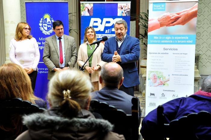 Imágenes de entrega de equipamiento eléctrico eficiente a hogares de adultos mayores.