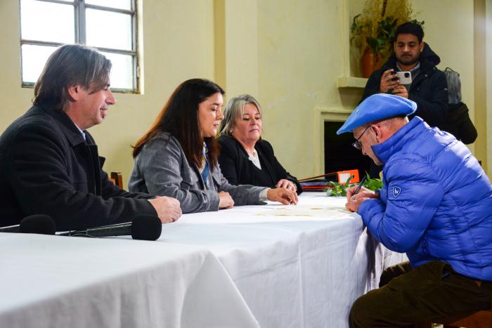 Imágenes de acto de escritura colectiva en Piedra Sola, Tacuarembó.