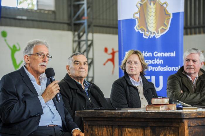 Imágenes de firma de convenio entre UTU y Fundación DAT Carlos Reyles, en Durazno.