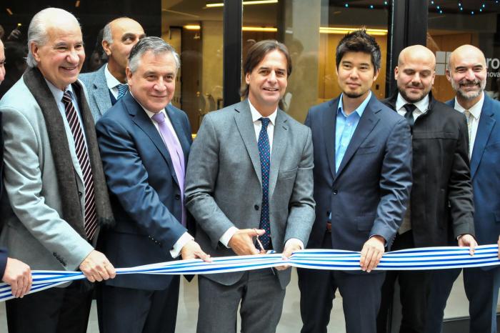 Imágenes del presidente Lacalle Pou en inauguración de laboratorios de Microsoft