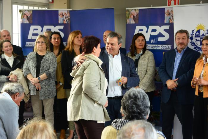 Vivienda entregó soluciones habitacionales a jubilados del BPS en Florida