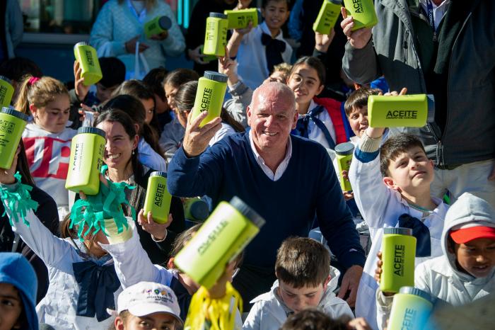 Imágenes de inauguración de plan de reciclaje de aceite de cocina en escuela de Paysandú