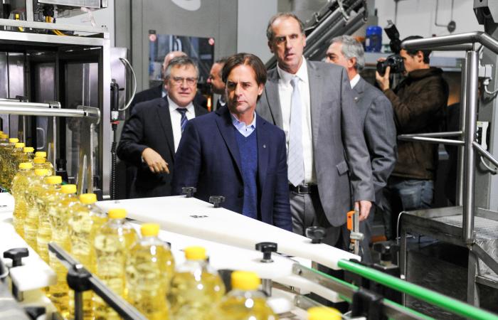 Imágenes del presidente Lacalle Pou en nueva línea de envasado de Cousa