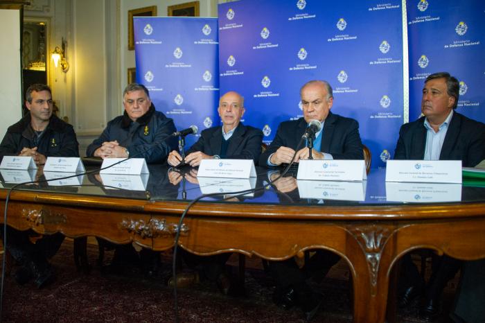 Conferencia del ministro de Defensa Nacional, Javier García.