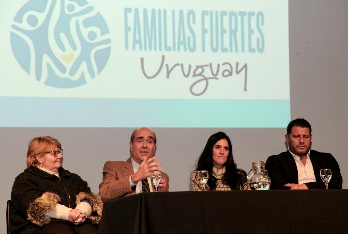 lanzamiento del programa Familias Fuertes en Montevideo.