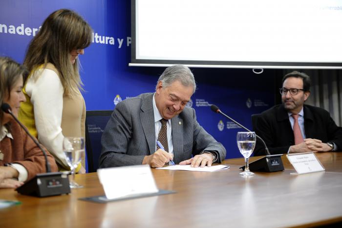 Firma de convenio para el desarrollo rural.