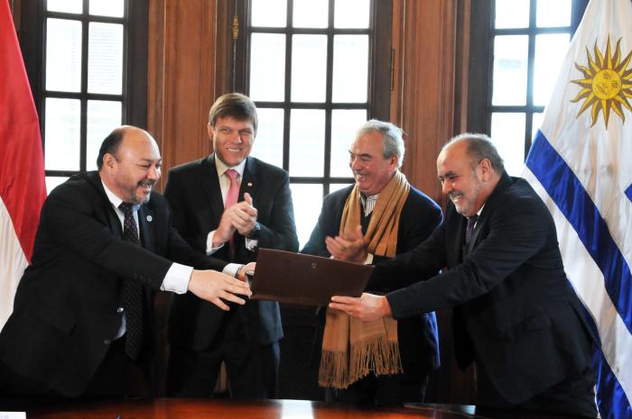 Firma de convenio entre Uruguay y Paraguay