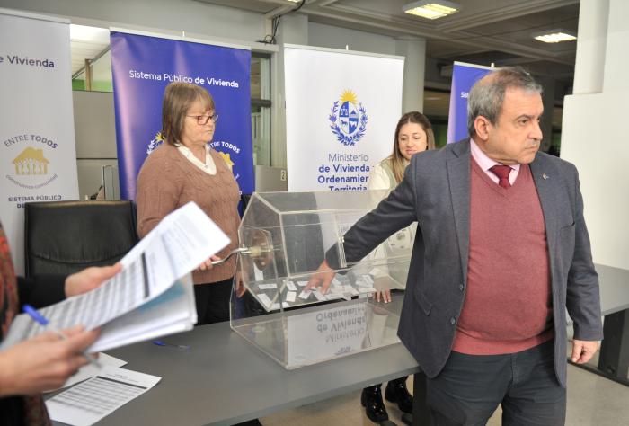 El Ministerio de Vivienda sorteó 26 apartamentos en Montevideo