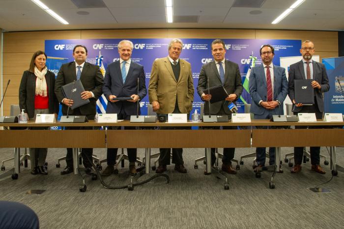 Firma de préstamo entre CAF y BROU.
