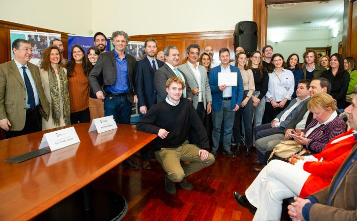 Premiación de construcción de vivienda social en madera.