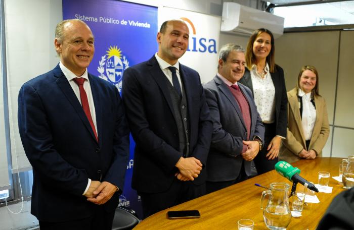 Firma de un convenio interinstitucional.