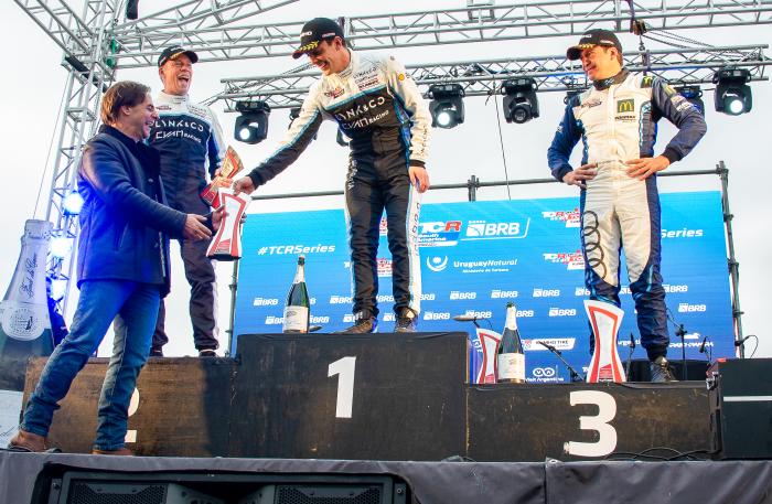 Presidente Lacalle Pou en el mundial de autos de turismo.