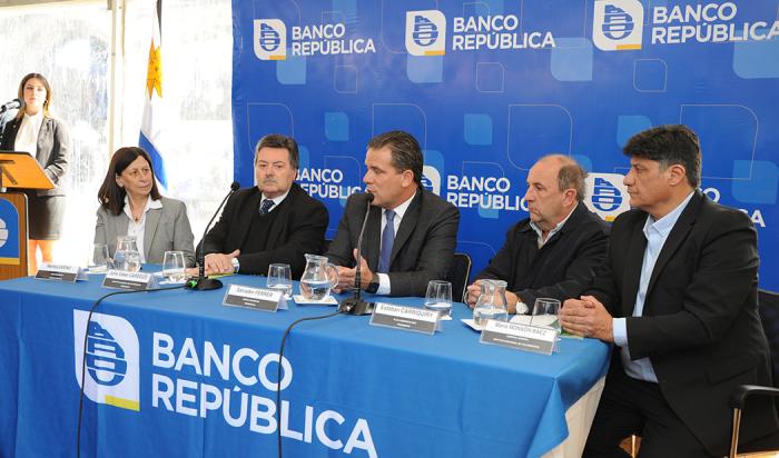 Imágenes de acuerdo de asistencia financiera a colonos