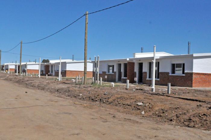 Imágenes de etapa final de obra de viviendas de Mevir en Sauce, Canelones