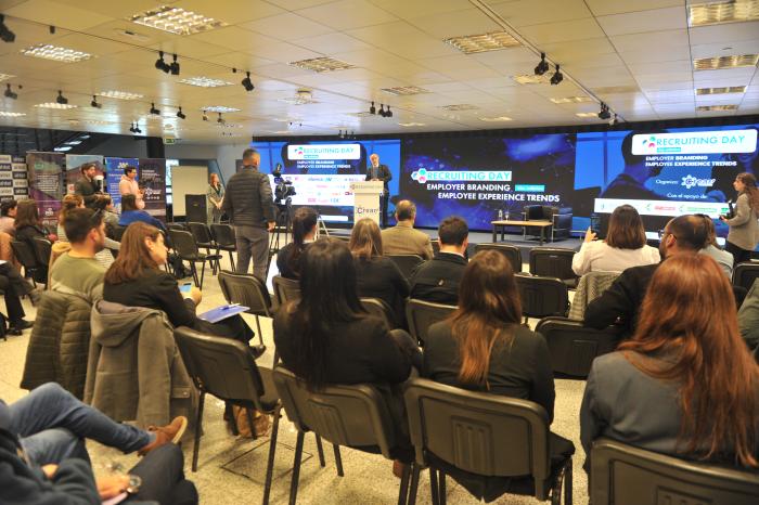 Ministro Mieres inauguró evento que conecta con empresas a personas en busca de empleo
