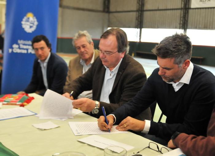 Firmas de convenios sociales del MTOP en Maldonado.