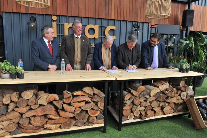 Imágenes de firma de convenio entre INAC e Inale