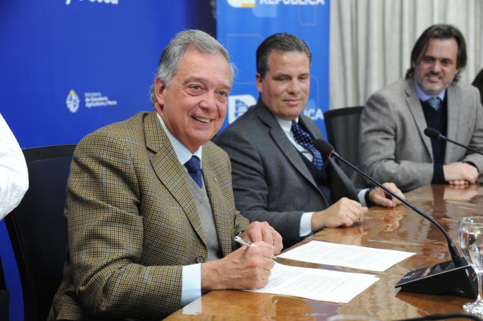 Imágenes de firma de acuerdo entre MGAP y BROU