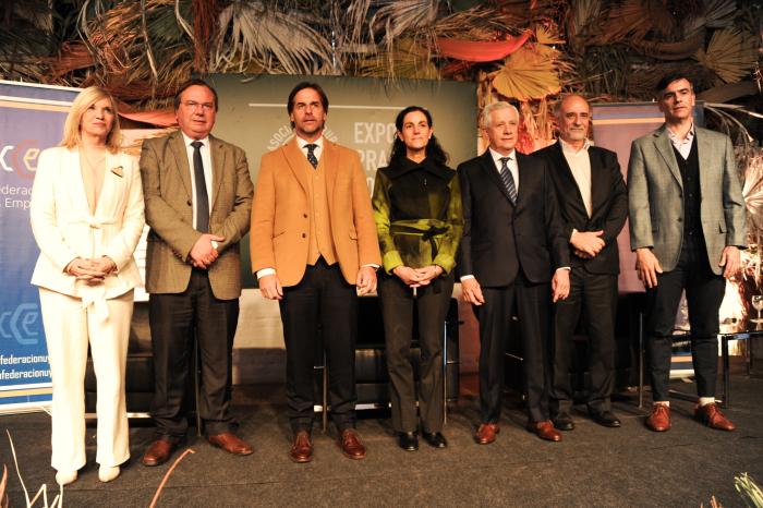 Lacalle Pou y ministros participaron en conferencia sobre el desarrollo sostenible en Uruguay.
