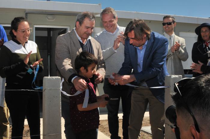 Ceremonia de inauguración de 36 viviendas en Cardal, Florida