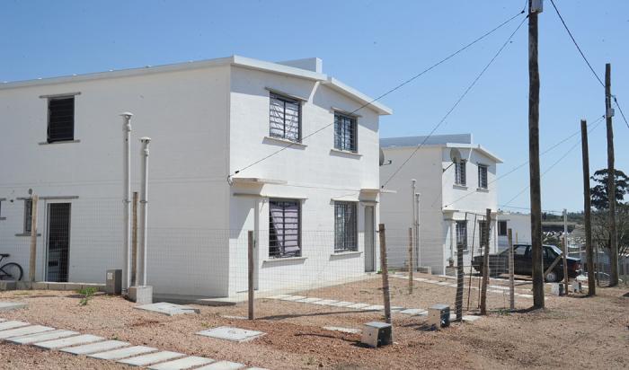 Imágenes de entrega de viviendas para realojo en la Paz, Canelones