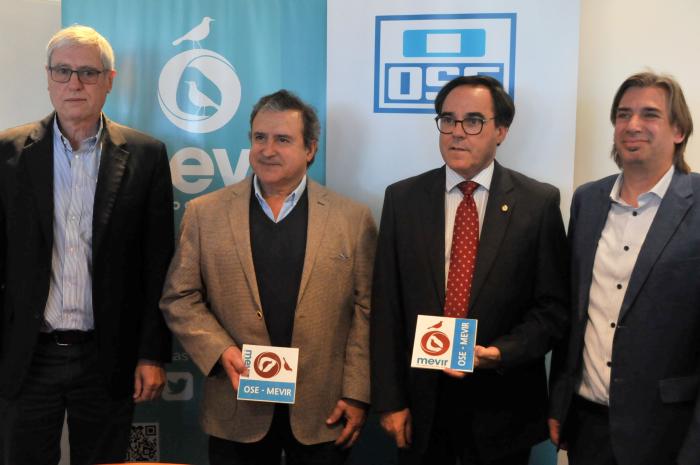 Imágenes de la firma de un convenio entre Mevir y OSE