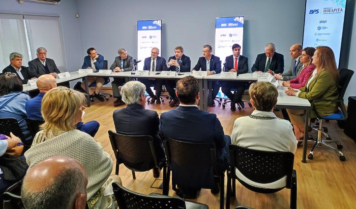 Imágenes de lanzamiento de aplicación y firma de convenios del BPS
