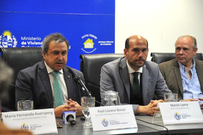 Imágenes de firma de dos convenios entre Mides y MVOT