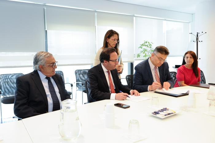 Imágenes de firma de convenio entre la OPP y CAF