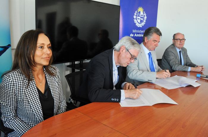 Firma de convenio entre OSE y Ministerio de Ambiente