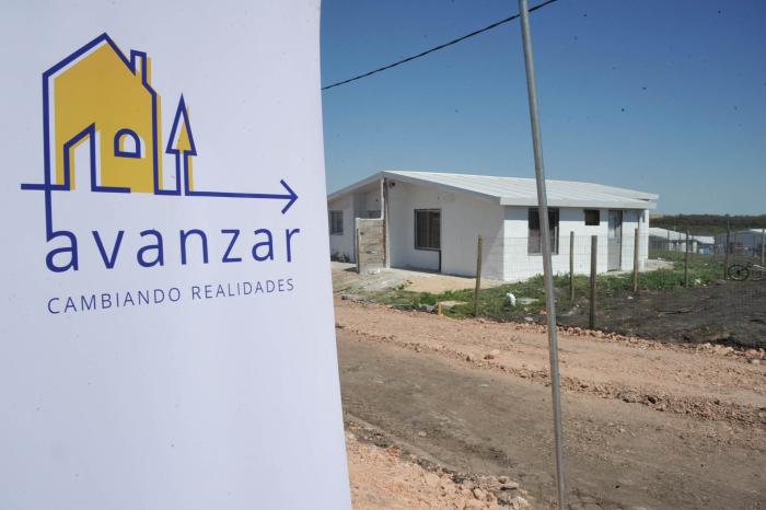 Imágenes de entrega de viviendas para relocalizar familias en Mercedes