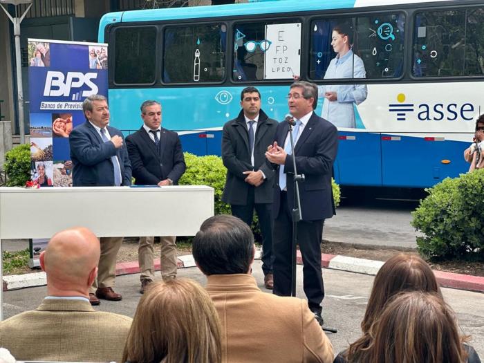 Policlínica móvil donada por BPS optimizará acceso de usuarios de ASSE a pesquisas oftalmológicas