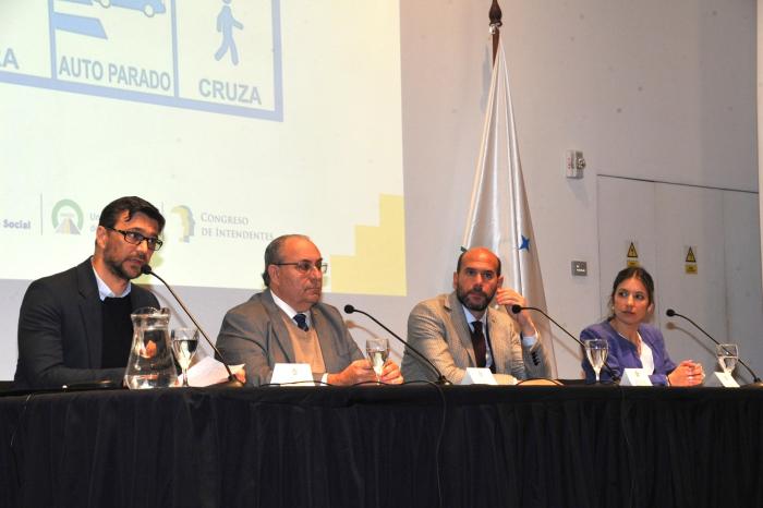 Gobierno nacional e intendencias acordaron uso de señalética universal en tránsito para personas con