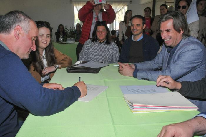 Acto de firma de escrituras de Mevir, en San Pedro, Colonia